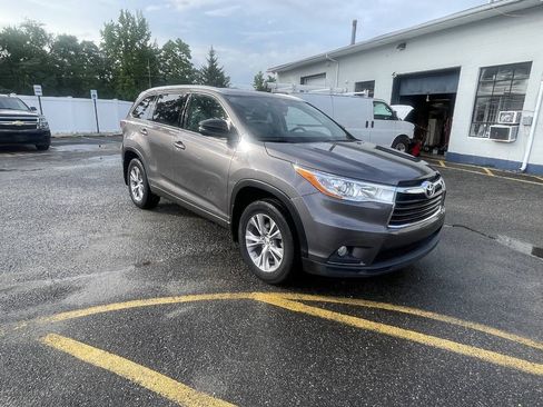 Used 2014 Toyota Highlander XLE AWD/4WD image 12