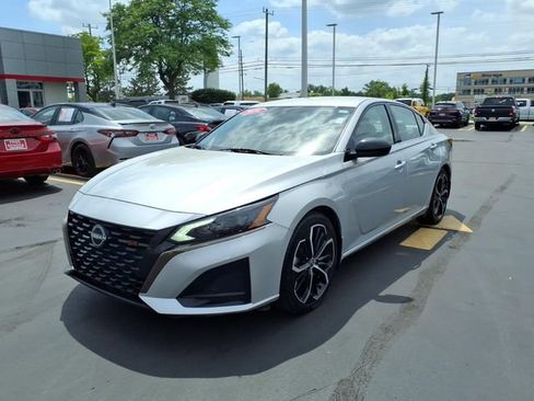 Used 2024 Nissan Altima 2.5 SR FWD image 3