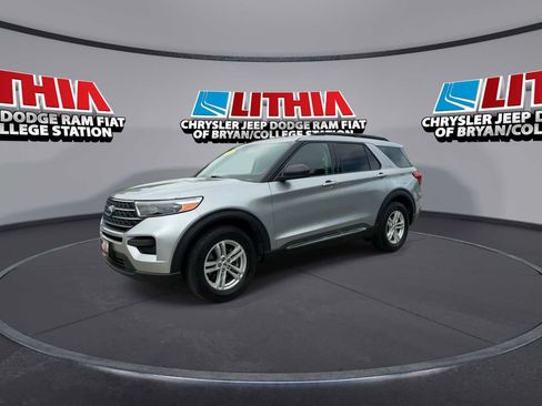 Used 2022 Ford Explorer XLT image 4