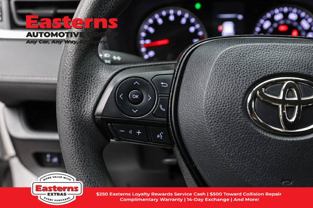 Used 2021 Toyota RAV4 LE AWD/4WD image 15