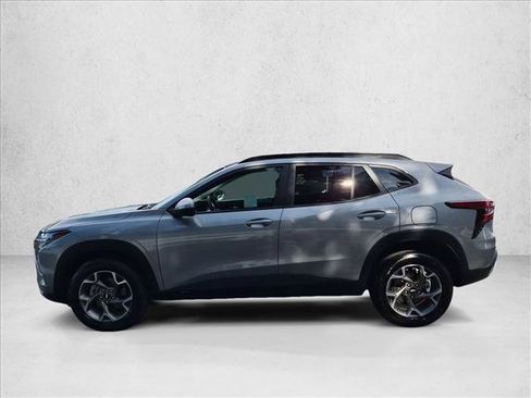 Used 2025 Chevrolet Trax LT FWD image 9