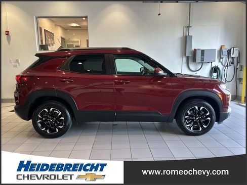 Used 2023 Chevrolet TrailBlazer LT FWD image 2