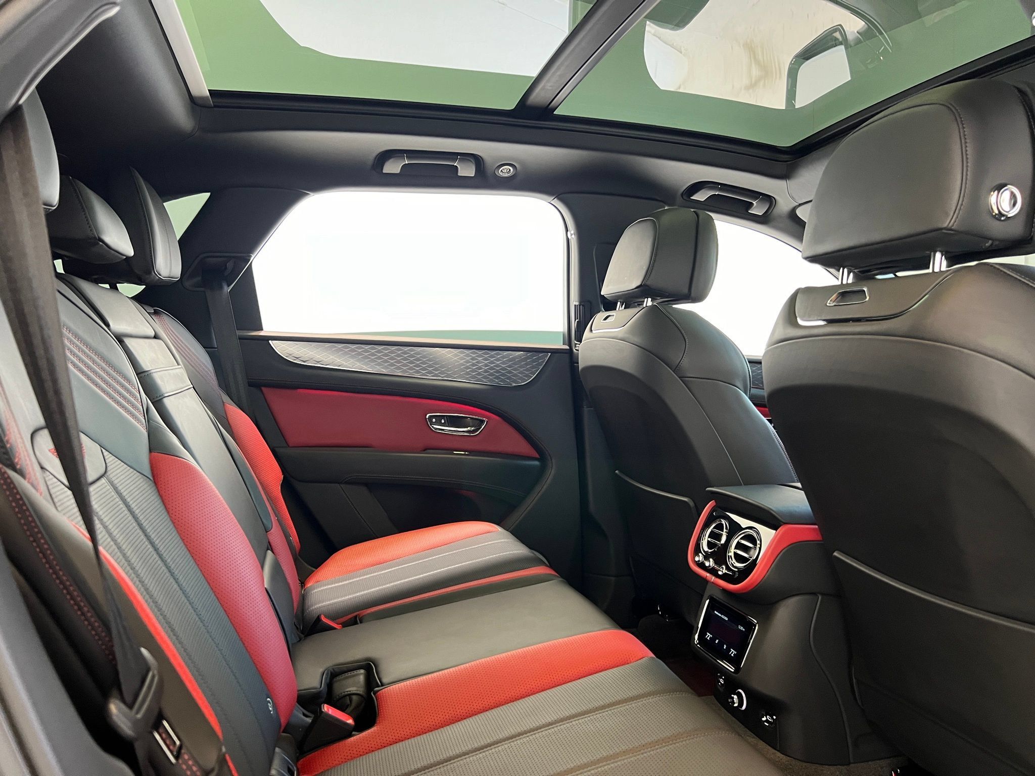 Certified 2024 Bentley Bentayga AWD/4WD image 28