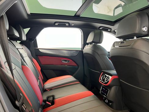 Used 2024 Bentley Bentayga AWD/4WD image 28