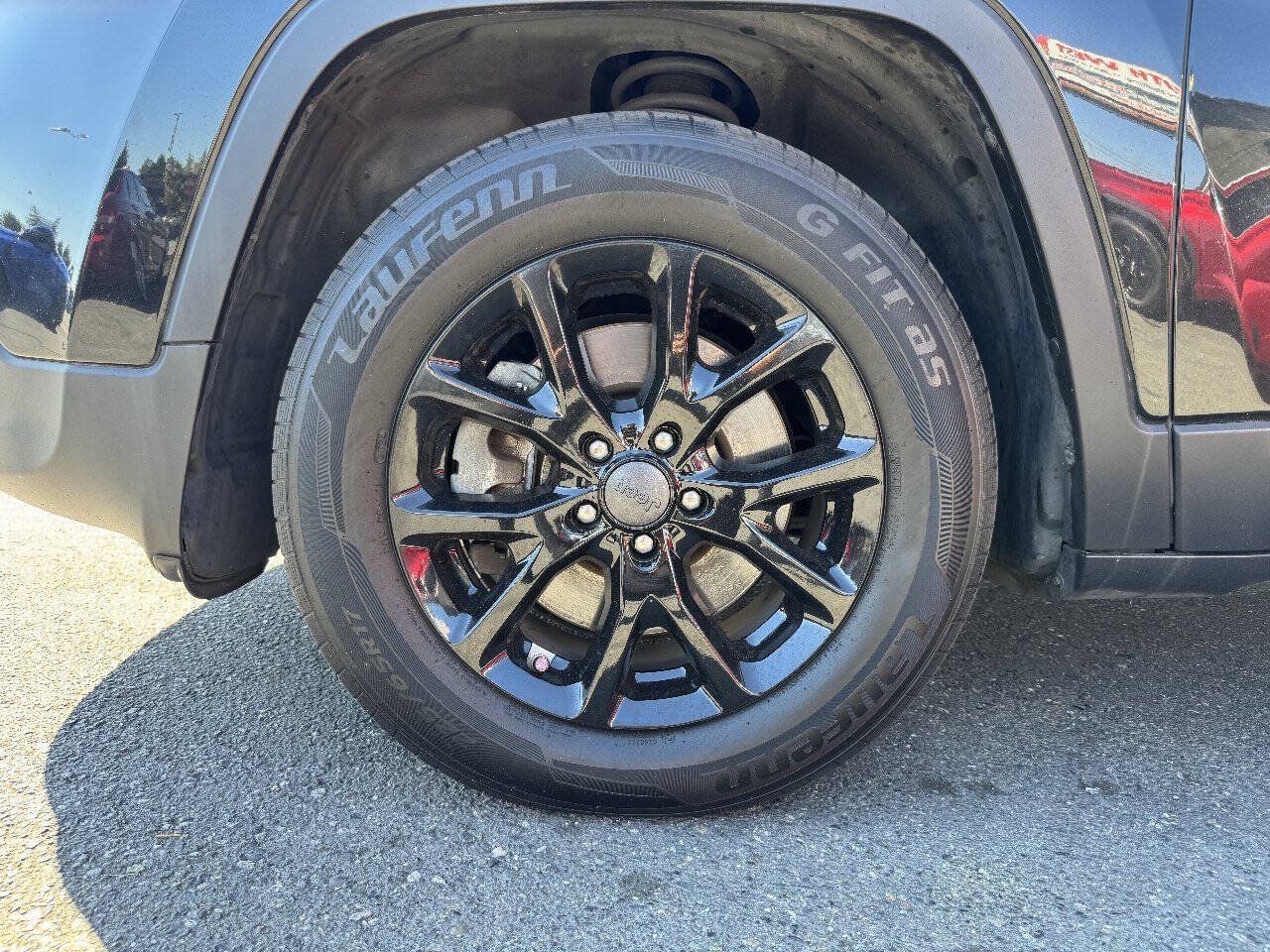 Used 2015 Jeep Cherokee Sport AWD/4WD image 2
