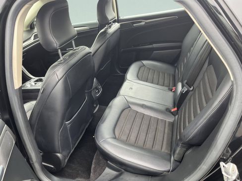 Used 2017 Ford Fusion SE w/ Equipment Group 201A FWD image 12