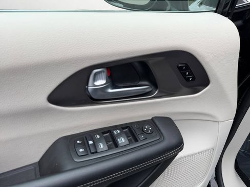 Used 2024 Chrysler Pacifica Touring-L FWD image 23