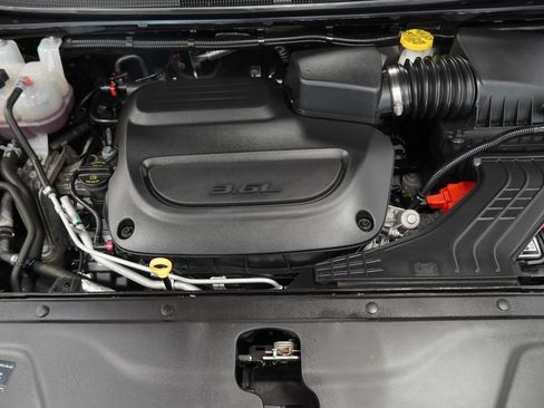 Certified 2024 Chrysler Pacifica Touring-L FWD image 50