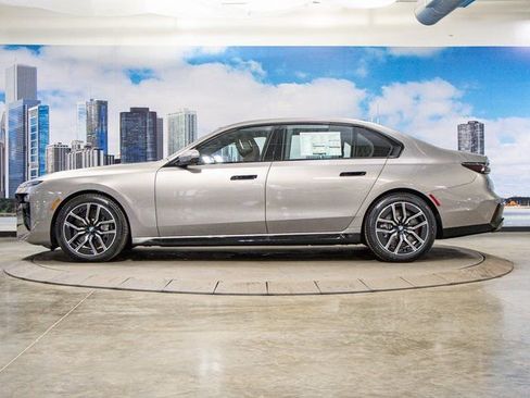Used 2025 BMW 760i xDrive w/ Premium Package image 6