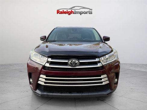 Used 2017 Toyota Highlander XLE FWD image 2