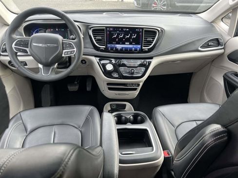 Certified 2024 Chrysler Pacifica Select image 11