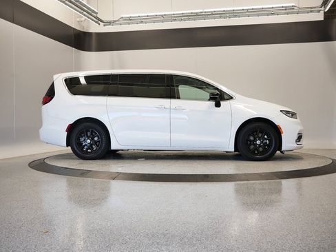 Used 2024 Chrysler Pacifica Touring-L image 46