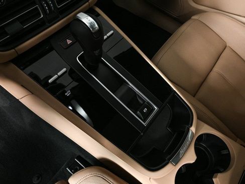 Certified 2026 Porsche Macan image 18