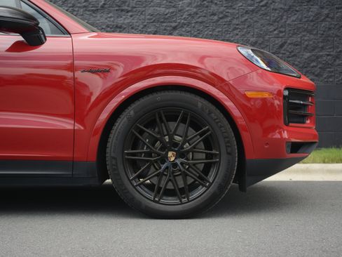 Certified 2025 Porsche Cayenne S AWD/4WD image 11