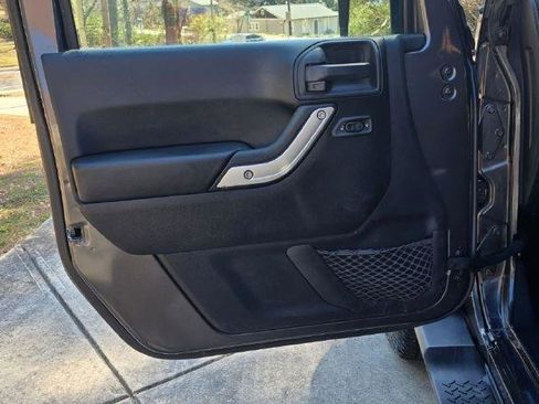 Used 2018 Jeep Wrangler Unlimited Sahara w/ Connectivity Group AWD/4WD image 14