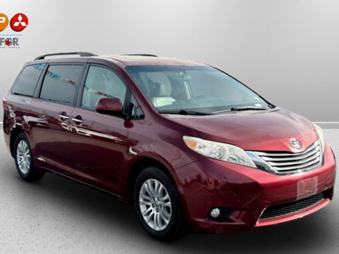 Used 2016 Toyota Sienna XLE image 3