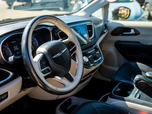 Used 2020 Chrysler Pacifica Limited image 29