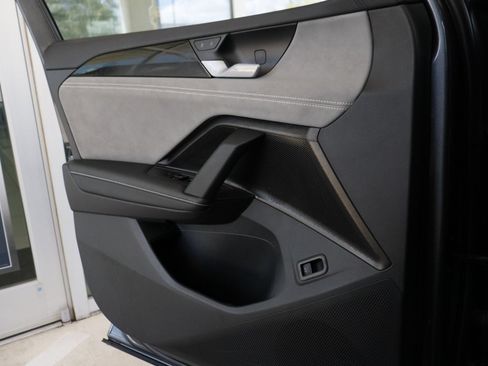 Certified 2025 Volkswagen Tiguan SE FWD image 18