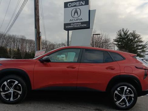 Used 2024 Chevrolet Trax RS w/ Sunroof Package image 2