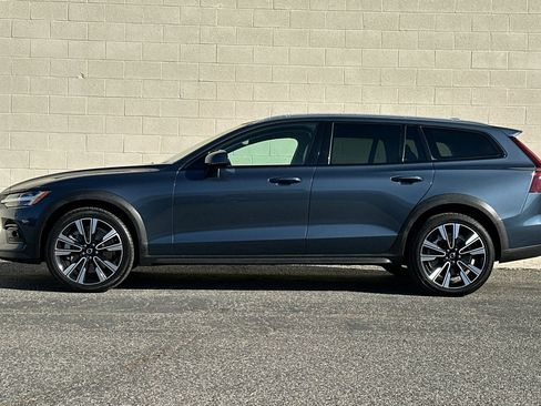 Used 2022 Volvo V60 T5 Cross Country w/ Advanced Package image 7