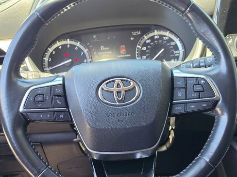Used 2021 Toyota Highlander XLE AWD/4WD image 28