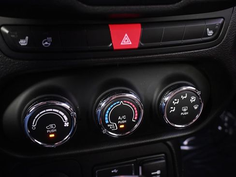 Used 2016 Jeep Renegade Latitude w/ Cold Weather Group AWD/4WD image 30