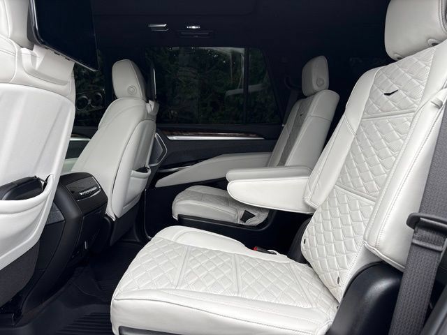 Certified 2025 Cadillac Escalade Sport Platinum w/ LPO, ONYX Package AWD/4WD image 18