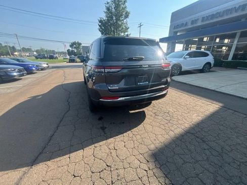 Used 2023 Jeep Grand Cherokee Laredo AWD/4WD image 10