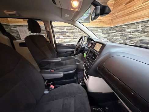 Used 2019 Dodge Grand Caravan SE w/ Power Convenience Group I FWD image 16