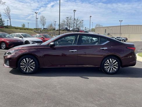 Used 2024 Nissan Altima 2.5 SV image 5