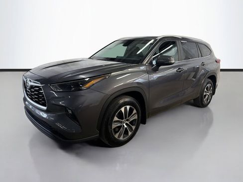 Used 2023 Toyota Highlander XLE AWD/4WD image 6
