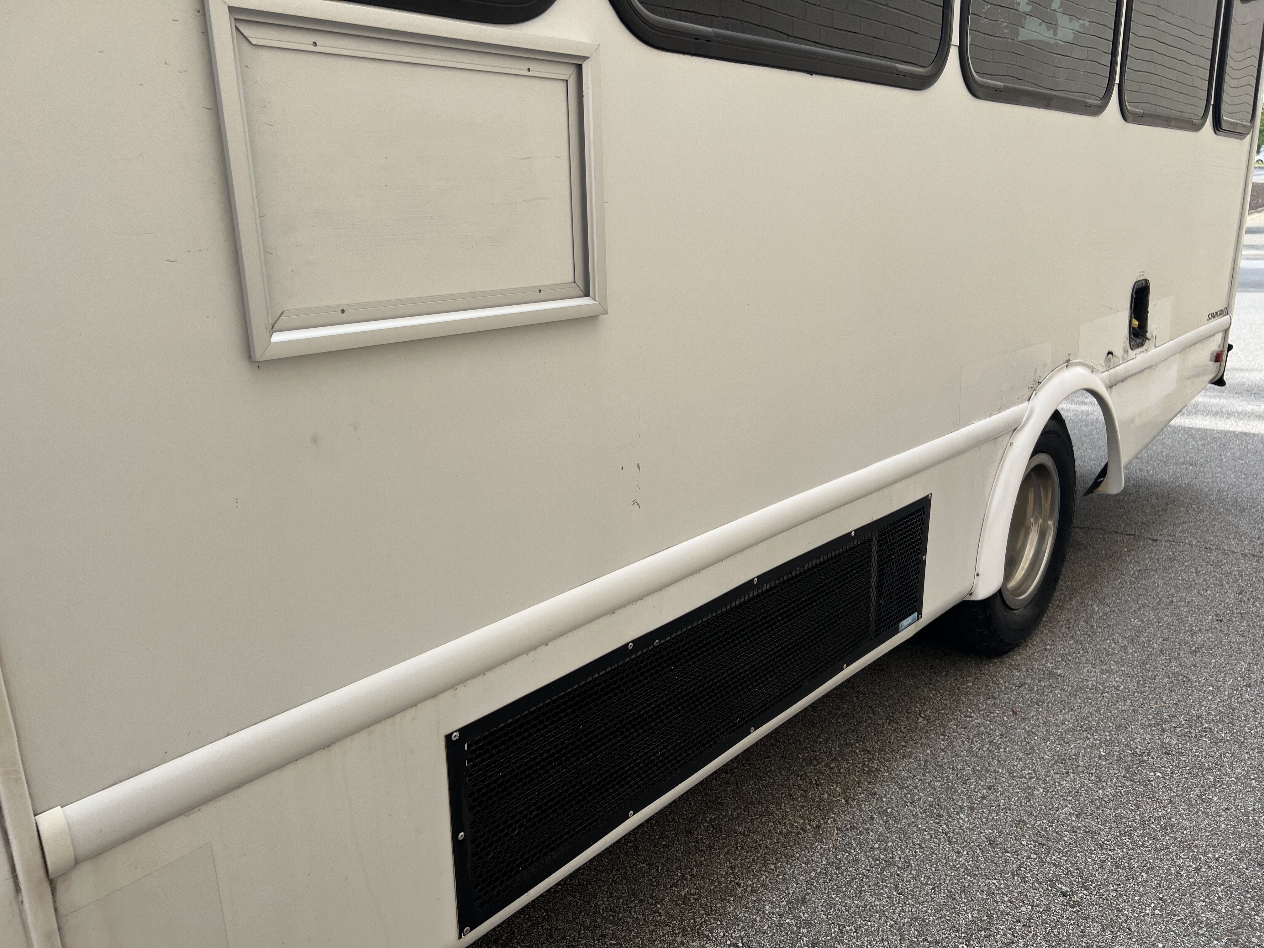 Used 2013 Ford E-350 and Econoline 350 Super Duty w/ Shuttle Bus Prep Pkg RWD image 28