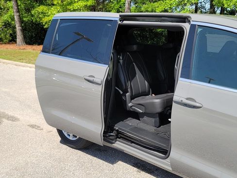 New 2025 Chrysler Pacifica Select FWD image 31