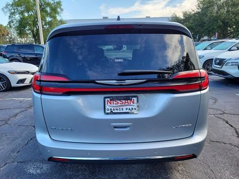 Used 2023 Chrysler Pacifica Limited FWD image 8