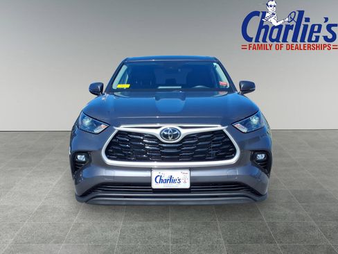Used 2022 Toyota Highlander LE AWD/4WD image 2
