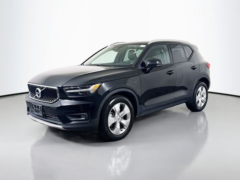 Used 2022 Volvo XC40 T4 Momentum FWD image 4
