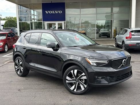 Certified 2023 Volvo XC40 B5 Plus w/ Driver Assist Package AWD/4WD image 2