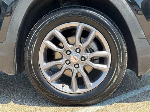 Used 2024 GMC Terrain SLT AWD/4WD image 9