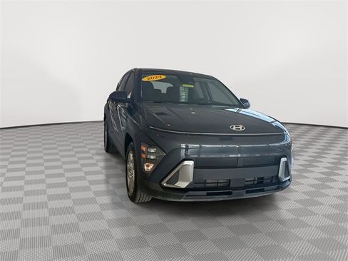 Used 2024 Hyundai Kona SE image 3