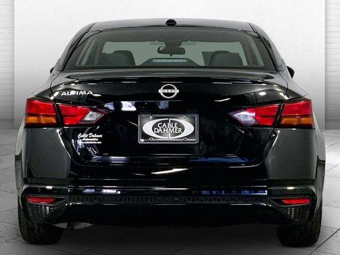 Used 2025 Nissan Altima 2.5 SV FWD image 3
