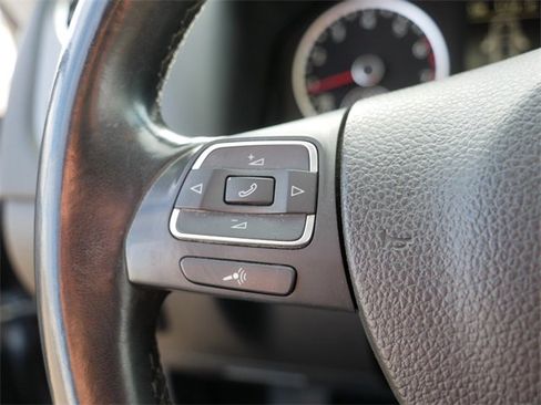Used 2011 Volkswagen Tiguan SE image 25