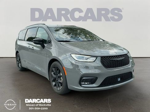 Used 2025 Chrysler Pacifica Limited FWD image 1