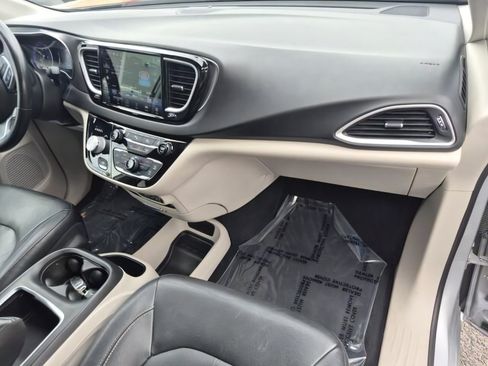 Used 2022 Chrysler Pacifica Touring-L FWD image 17