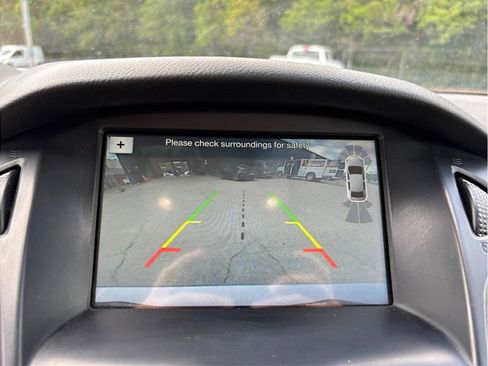 Used 2018 Ford Focus Titanium w/ Titanium Technology Package FWD image 32