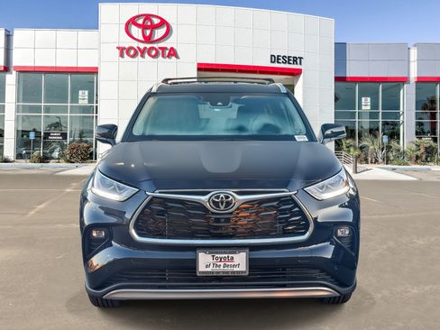 New 2026 Toyota Highlander Platinum image 2