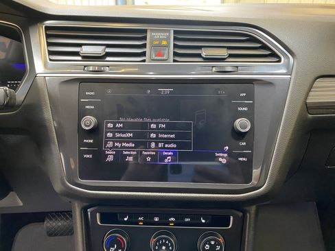 Used 2024 Volkswagen Tiguan SE image 38