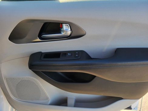 Used 2018 Chrysler Pacifica Limited image 7