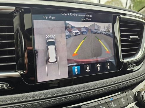 Used 2018 Chrysler Pacifica Limited w/ Tire & Wheel Group FWD image 33