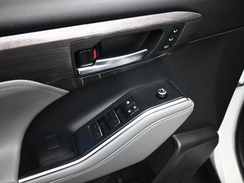 Used 2022 Toyota Highlander Limited FWD image 11
