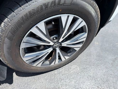 Used 2023 Nissan Rogue SV FWD image 4
